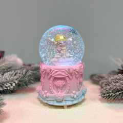 Декоративна музична снігова куля «Ангелик» 18 см з LED-підсвіткою, ефектом снігопаду, 8 мелодіями та батарейки Декоративна музична снігова куля «Ангелик» 18 см з LED-підсвіткою, ефектом снігопаду, 8 мелодіями та батарейки