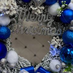 Новорічний вінок з литої гілки 45 см, синій з написом «Merry Christmas» Новорічний вінок з литої гілки 45 см, синій з написом «Merry Christmas»