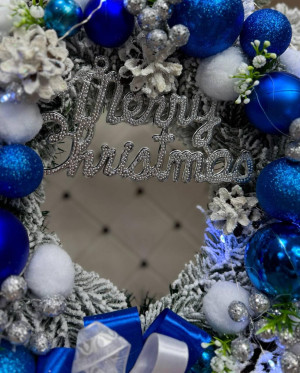 Новорічний вінок з литої гілки 45 см, синій з написом «Merry Christmas»
